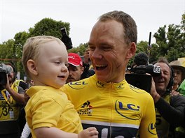 Chris Froome se synem Kellanem v cli Tour de France v Pai.