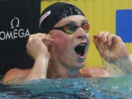Britsk plavec Adam Peaty nevcn sleduje asomru. Prv znovu vylepil...