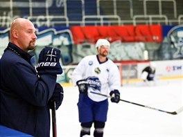 Momentka z trninku hokejist Komety Brno, ve sleduje trenr Libor Zbransk.
