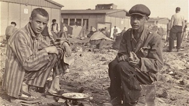 Jean Voste (vpravo) se narodil v belgickm Kongu a podle historik byl jedinm ernoskm vznm v Dachau.