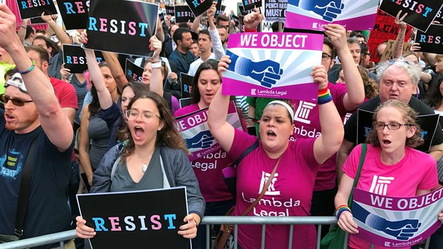 Times Square. Protest proti Trumpov rozhodnut zakzat transsexulm slubu v armd (27. ervence 2017)