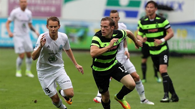 Za mem se enou Jan Chramosta (vlevo) z Boleslavi a Simon Madden z Shamrocku Rovers.