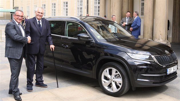 Prezident republiky Miloš Zeman převzal na Pražském hradě nový vůz Škoda Kodiaq (20.7.2017).