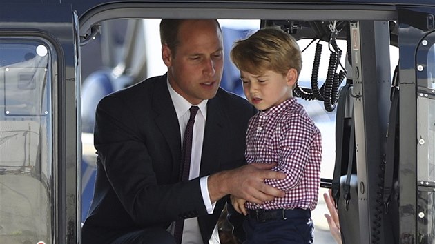 Princ George s tatínkem ve vrtulníku (21. července 2017).