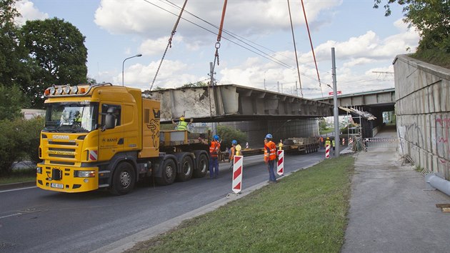 Sundavání a transport 69tunového kusu železničního mostu v ulicích U Prazdroje a Rokycanská v Plzni (22. července 2017).