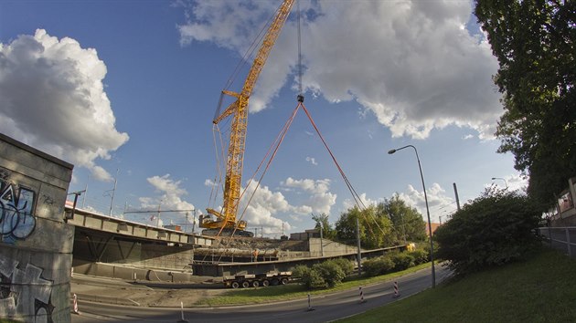 Sundavání a transport 69tunového kusu železničního mostu v ulicích U Prazdroje a Rokycanská v Plzni (22. července 2017).