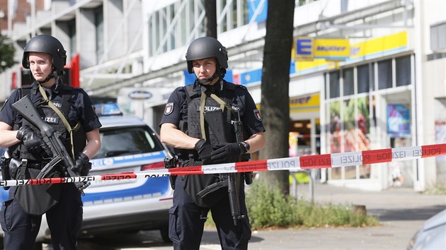 Policie hldkuje ped supermarketem v Hamburku, kde mu zatoil noem na zkaznky (28.7.2017)