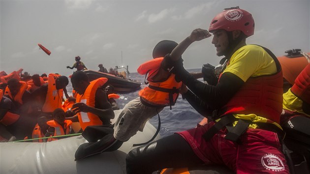 Zchrani ze panlsk organizace Proactiva Open Arms zajistili u libyjskch beh plavidlo se 167 osobami, z nich 13 bylo mrtvch (25. ervence 2017).