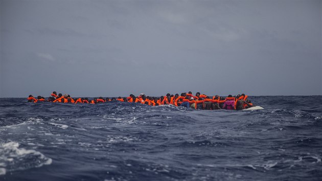 Zchrani ze panlsk organizace Proactiva Open Arms zajistili u libyjskch beh plavidlo se 167 osobami, z nich 13 bylo mrtvch (25. ervence 2017).