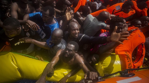 Záchranáři ze španělské organizace Proactiva Open Arms zajistili u libyjských břehů plavidlo se 167 osobami, z nichž 13 bylo mrtvých (25. července 2017).