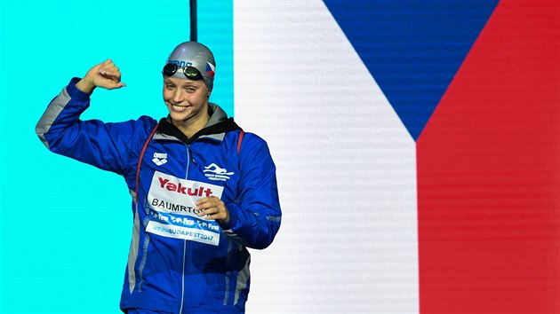 Česká znakařka Simona Kubová má na tváři úsměv při mistrovství světa v plavání.