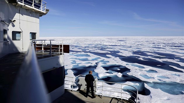 Ledoborec Nordica pluje nap arktickou Severozpadn cestou. Na palub maj vzkumnci k dispozici bazn, ping-pongov stl i vybran lahdky.