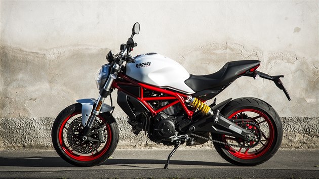 Phradov rm z kulatch trubek a ikmo uloen zadn tlumi. Poznvte spolen rysy s Ducati Scrambler? Sprvn. Platforma je stejn.