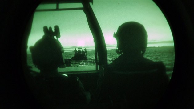 Spolen operace eltnch americkch Navy Seals a ukrajinskch specilnch sil bhem cvien Sea Breeze v oblasti ernho moe