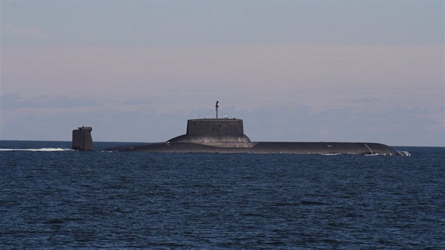Ruská jaderná ponorka Dmitrij Donský ve Finském zálivu
