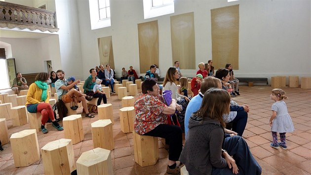 Obnovený kostel v Janovičkách u Luže. Dnes se tu konají svatby, křtiny i hudební vystoupení.