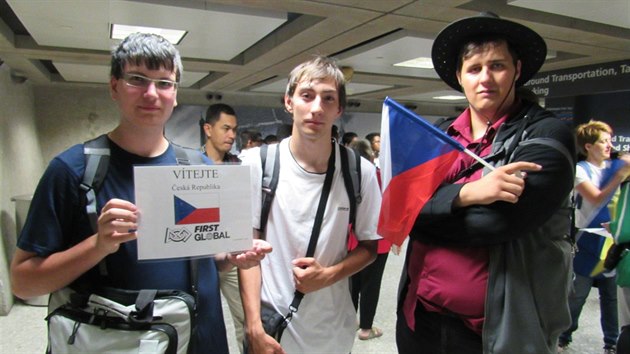 Studenti Delty Pardubice reprezentovali kolu i eskou republiku na robotick olympid ve Washingtonu D.C. (zleva Ondra Sokol, Tom Mayer a v klobouku Jakub Slanina).
