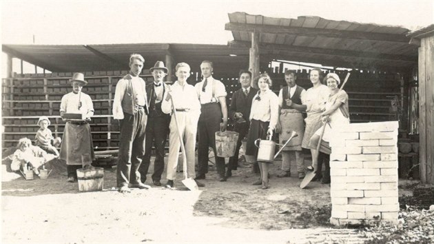 František Filipovský zachycen při stavbě přeloučské sokolovny dokončené v roce 1929.