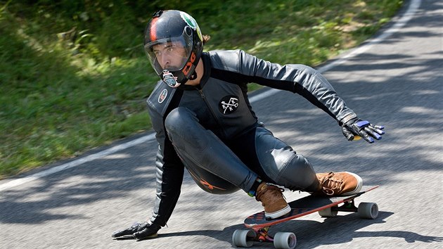 Jezdci na longboardech svitli a devadestikilometrovou rychlost.