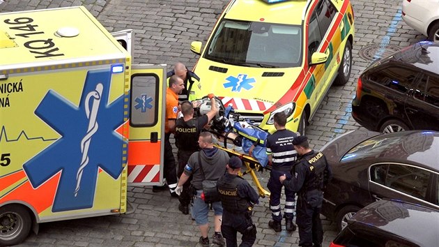 Při přepadení obchodu se zbraněmi v centru Prahy byl zraněn prodavač a podezřelý. Záchranáři je odvezli do nemocnice se střelným a bodným poraněním. (24. července 2017)