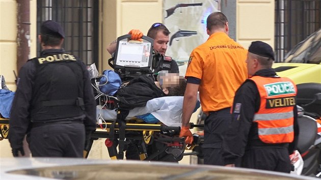 Při přepadení obchodu se zbraněmi v centru Prahy byl zraněn prodavač a podezřelý. Záchranáři je odvezli do nemocnice se střelným a bodným poraněním. (24. července 2017)