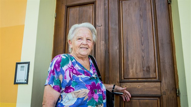 Osmdestilet Marie Polkov stoj ped bvalou kolou v Ktnov, kterou spolenost EZ dovolila zachovat.