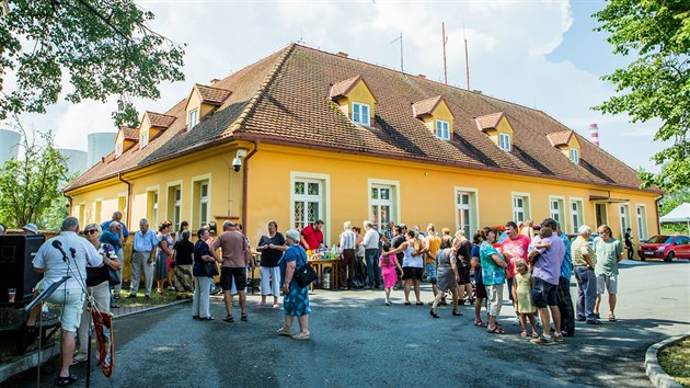 Pamtnci, kte ili ve vesnicch, je musely ustoupit stavb elektrrny, se schzej 4. ervence u bval koly v Ktnov.