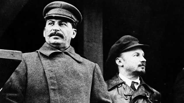 Josif Stalin a Nikolaj Bucharin. Pestoe byl Bucharin Stalinv ptel, dikttorovi se znelbil a stal se jednou z nejznmjch obt istek.