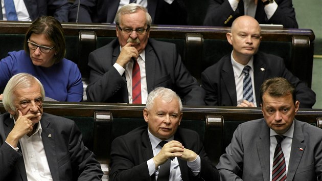 Jarosaw Kaczyski (dole uprosted) s ostatnmi leny sv strany Prvo a spravdlnost (PiS) v polskm parlamentu. (20. ervence 2017)