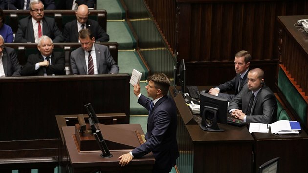 Předseda polské strany Moderní Ryszard Petru ostatním poslancům před hlasováním o reorganizaci nejvyššího soudu přinesl knihu Timothyho Snydera Tyranie. (20. července 2017)