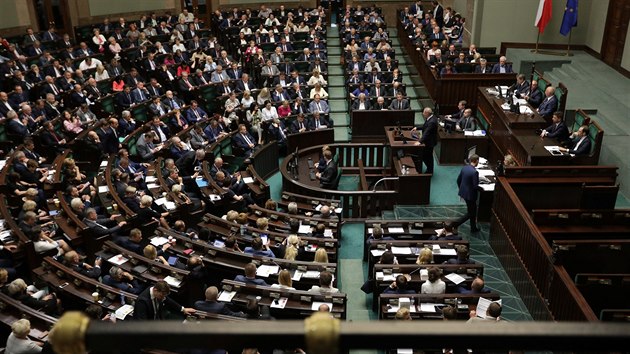 Polsk parlament schvlil kontroverzn zkon o reorganizaci nejvyho soudu. (20. ervence 2017)