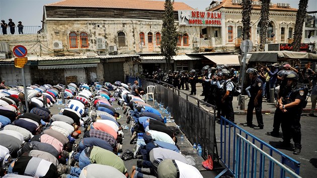 Páteční modlitba muslimů u vstupu do jeruzalémského Starého města. (21. července 2017)