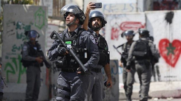 Izraelsk policista si fot selfie pi stetech s Palestinci v Betlm na Zpadnm behu Jordnu. (21. ervence 2017)