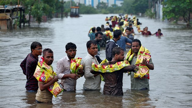 Indii postihly rozshl zplavy. Lid od zchran dostali zkladn potraviny, kter si pak zalitmi ulicemi odneli dom. (27. ervence 2017)