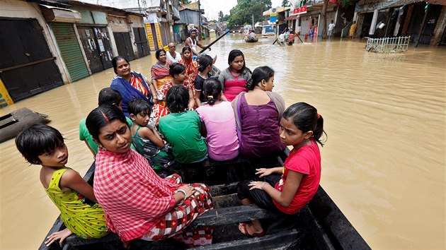 Indii postihly rozshl povodn, kter si za posledn tdny vydaly vce ne 300 obt. (27. ervence 2017)