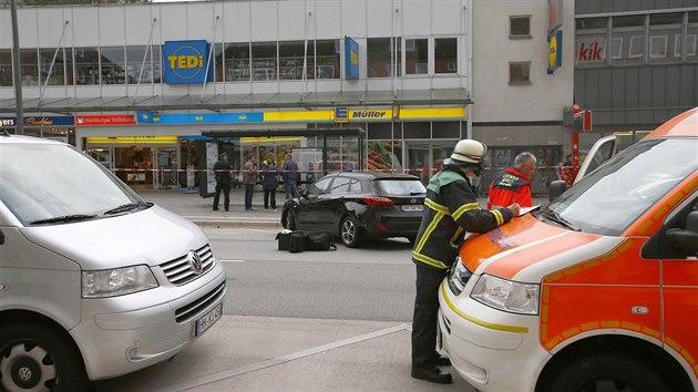 V nmeckm Hamburku zatoil na zkaznky supermarketu mu s noem. (28. ervence 2017)