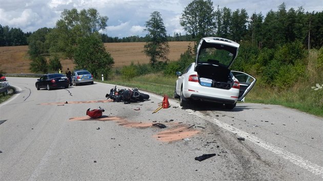 U Sudomic pejel motork do protismru, kde se eln srazil s osobnm autem. Zemel v nemocnici.