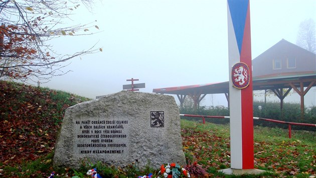 Pomník obráncům hranic v Libereckém kraji spolu s prvorepublikovým hraničním sloupem.