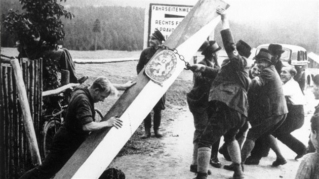 Sudetští Němci po mnichovské dohodě z roku 1938 strhávají jeden z československých hraničních sloupů.