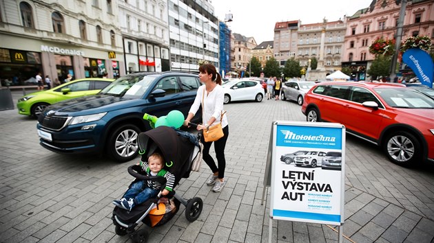 Prodejní výstava aut společnosti Mototechna se v Brně přesunula z Moravského náměstí na centrální náměstí Svobody. Následně ji však radnice městské části Brno-střed zakázala.