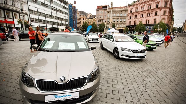 Prodejní výstava aut společnosti Mototechna se v Brně přesunula z Moravského náměstí na centrální náměstí Svobody. Následně ji však radnice městské části Brno-střed zakázala.