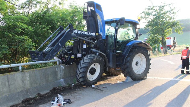 Traktor u Moravskch Brnic po selhn brzd ztratil vlek a narazil do okraje mostu nad eleznic. Pi tom z nj spadlo zva, do nj pod mostem vrazil projdjc vlak.