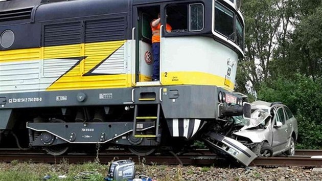 Na elezninm pejezdu ve Vracov na Hodonnsku se srazilo auto s vlakem. idi vozidla stet nepeil.