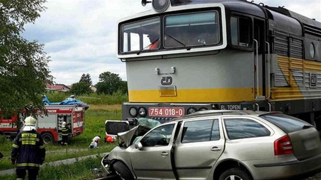 Na elezninm pejezdu ve Vracov na Hodonnsku se srazilo auto s vlakem. idi vozidla stet nepeil.