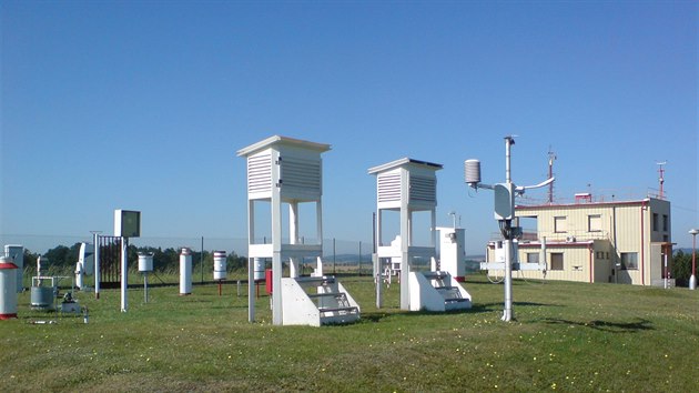 Profesionln synoptick stanice s meteorologickou zahrdkou v obci Kocelovice.