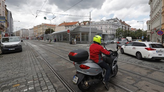 st obyvatel Prahy 7 v minulosti dala, aby z Letenskho nmst zmizel supermarket. Jednn radnice s majitelem vak dopadlo nespn. Praha chce kupovat strategick pozemky na svm zem, aby takovm ppadm pedela.