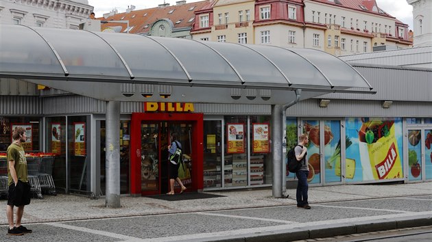 st obyvatel Prahy 7 v minulosti dala, aby z Letenskho nmst zmizel supermarket. Jednn radnice s majitelem vak dopadlo nespn. Praha chce kupovat strategick pozemky na svm zem, aby takovm ppadm pedela.