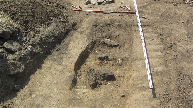 Jeden z vykopanch hrob