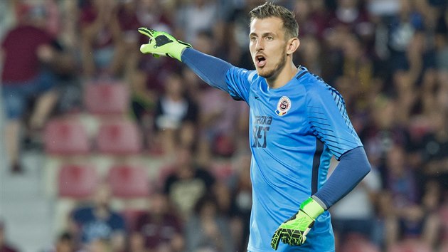 NOV JEDNIKA? Martin Dbravka diriguje obranu Sparty bhem ppravnho utkn proti Vitesse Arnhem.