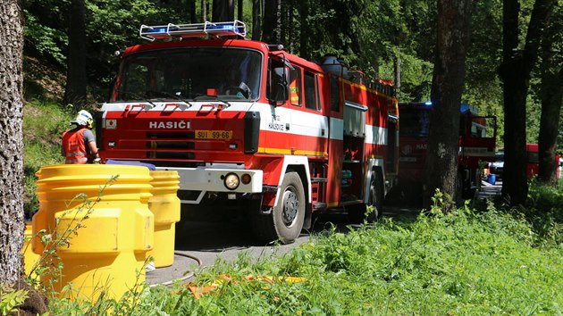 Snímek ze zásahu hasičů při úniku nebezpečného formaldehydu po nehodě dodávky za obcí Malá Morava - Vlaské na Šumpersku. (19. července 2017)